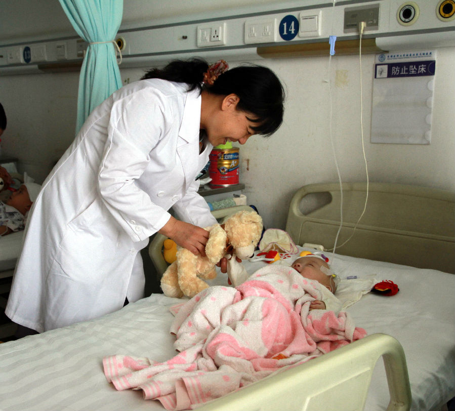 "六一"国际儿童节到来之际医院领导看望住院患儿